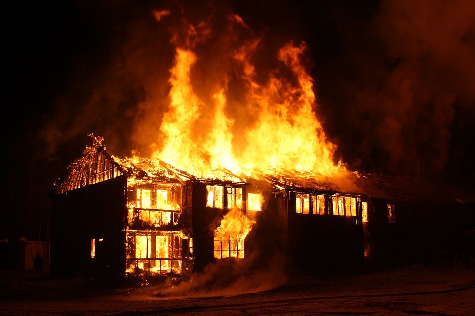 Месть: Жительница Смоленской области сожгла дом соседа