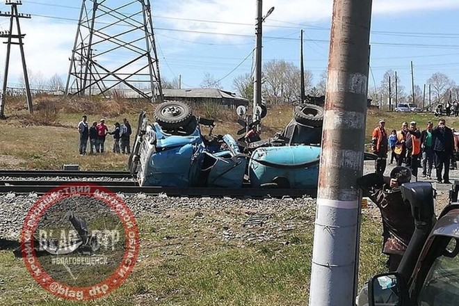 Поезд протаранил грузовик в Амурской области