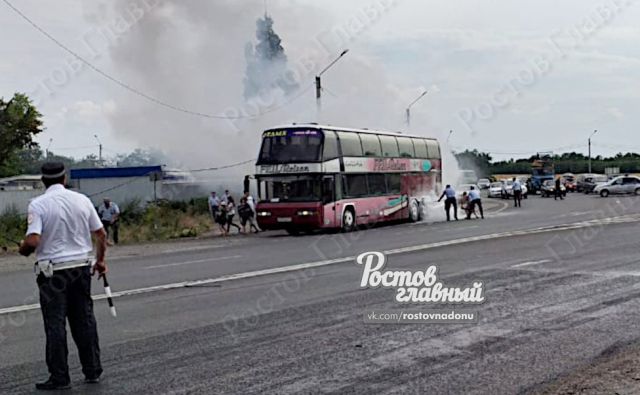 Автобус с 70-ю детьми загорелся под Ростовом