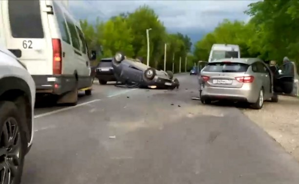 Nissan перевернулся на крышу после ДТП в Туле: пострадали 2 человека