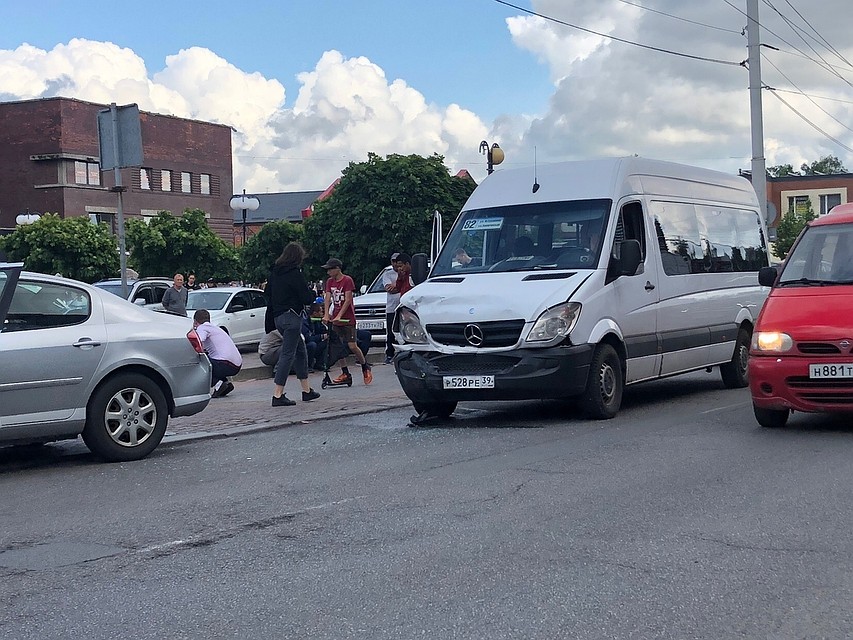 8 человек пострадали в ДТП с маршруткой в Калининграде