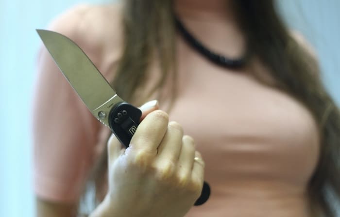 Девушка убила мужчину ударом ножа в спину