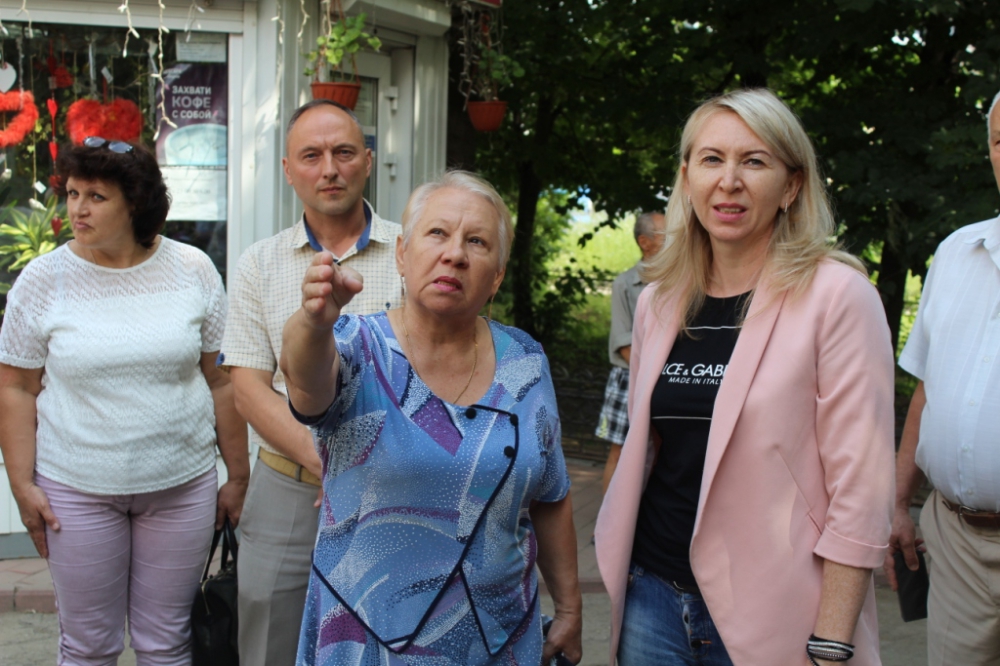 Жители посёлка Шлаковый пожаловались депутату Рязанской гордумы на разбитые дороги и отсутствие зелёных зон