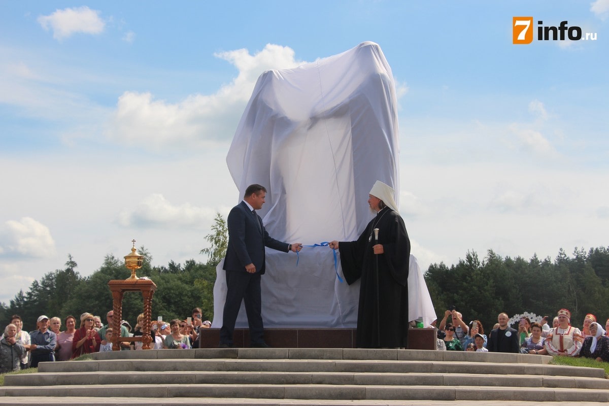 В Ласкове открыли памятник Петру и Февронии