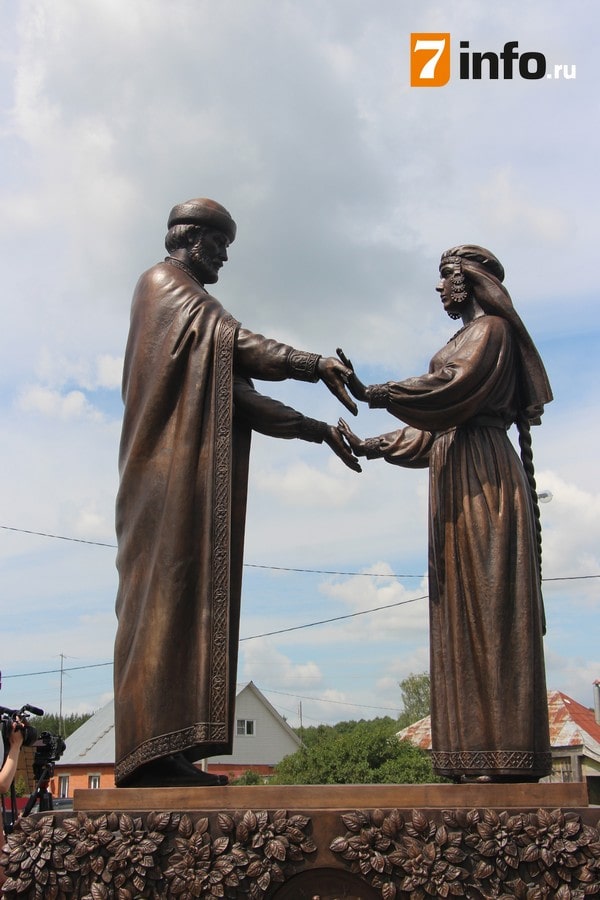 В Ласкове открыли памятник Петру и Февронии