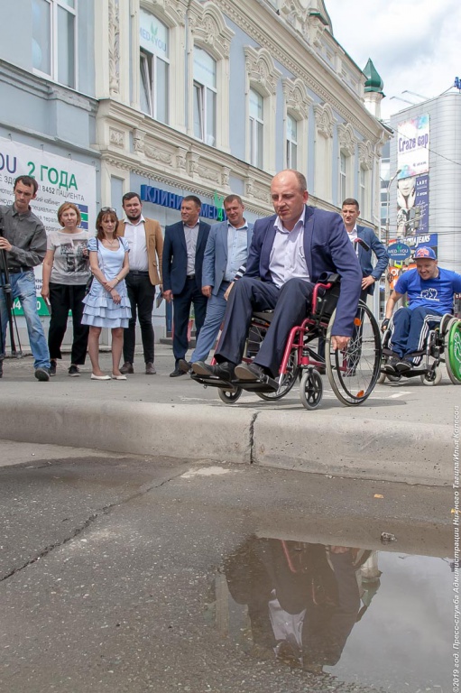 Глава Нижнего Тагила заставил дорожников проехать по улицам города в инвалидных креслах
