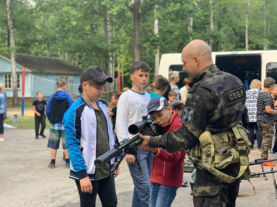 Офицеры рязанского СОБР провели «урок мужества» для школьников