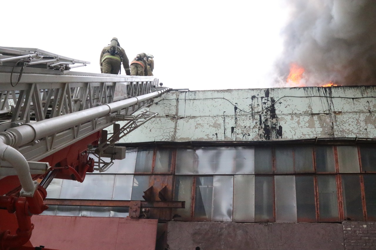 Фоторепортаж с тушения пожара на Комбайновом заводе в Рязани