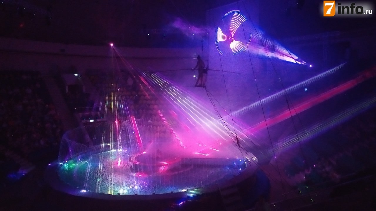 Рязанский цирк превратился озеро с фонтанами и потрясающей иллюминацией