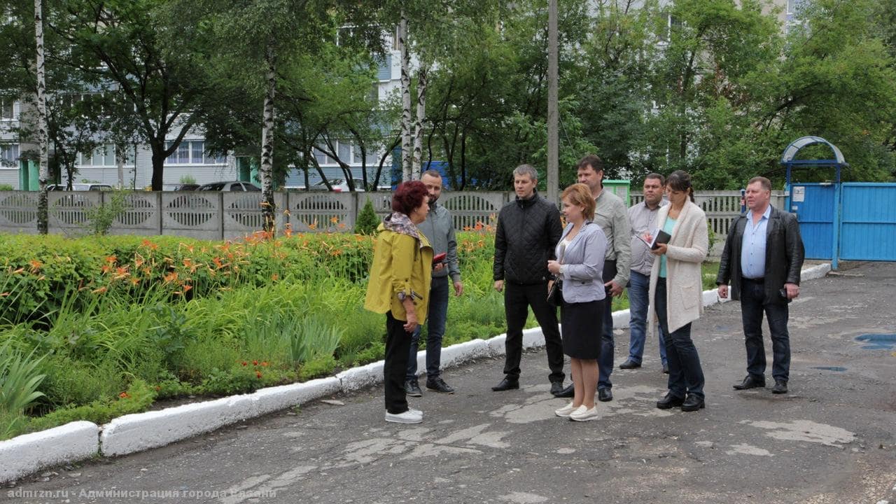 Елена Сорокина осмотрела дворы и территории Московского района