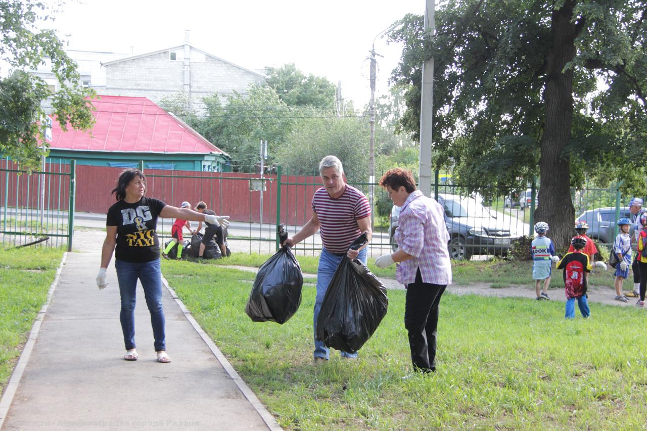 Рязанцы провели уборку в Новопавловской роще