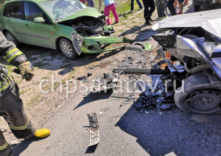 Два легковых автомобиля столкнулись лоб в лоб в Энгельсе