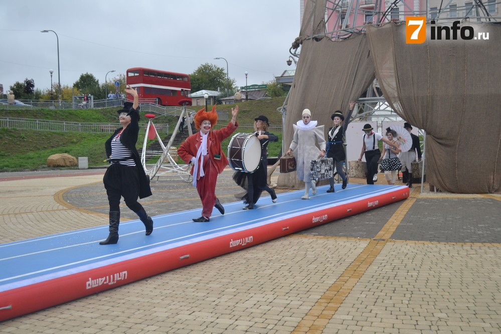 Артисты «Антикварного цирка» научили рязанцев ходить на ходулях и вращать хулахуп