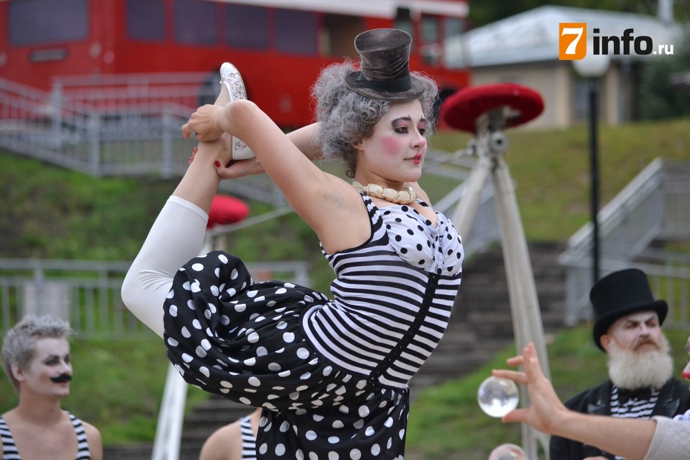Артисты «Антикварного цирка» научили рязанцев ходить на ходулях и вращать хулахуп