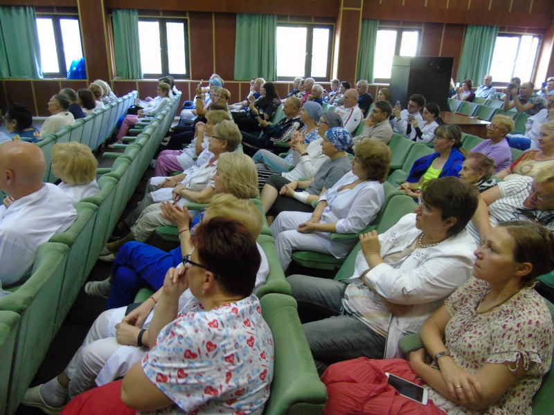 Известные артисты выступили в Главном клиническом госпитале МВД, где лечатся пострадавшие в Дагестане рязанские полицейские