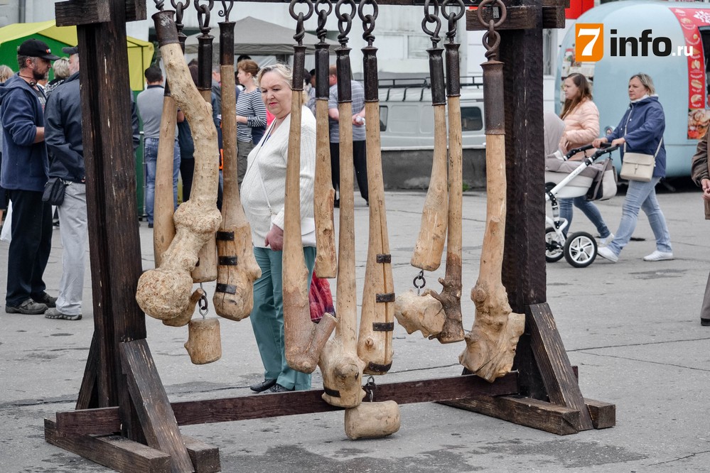 На фестивале кузнецов рязанцев научили пользоваться молотом и кузнечными мехами