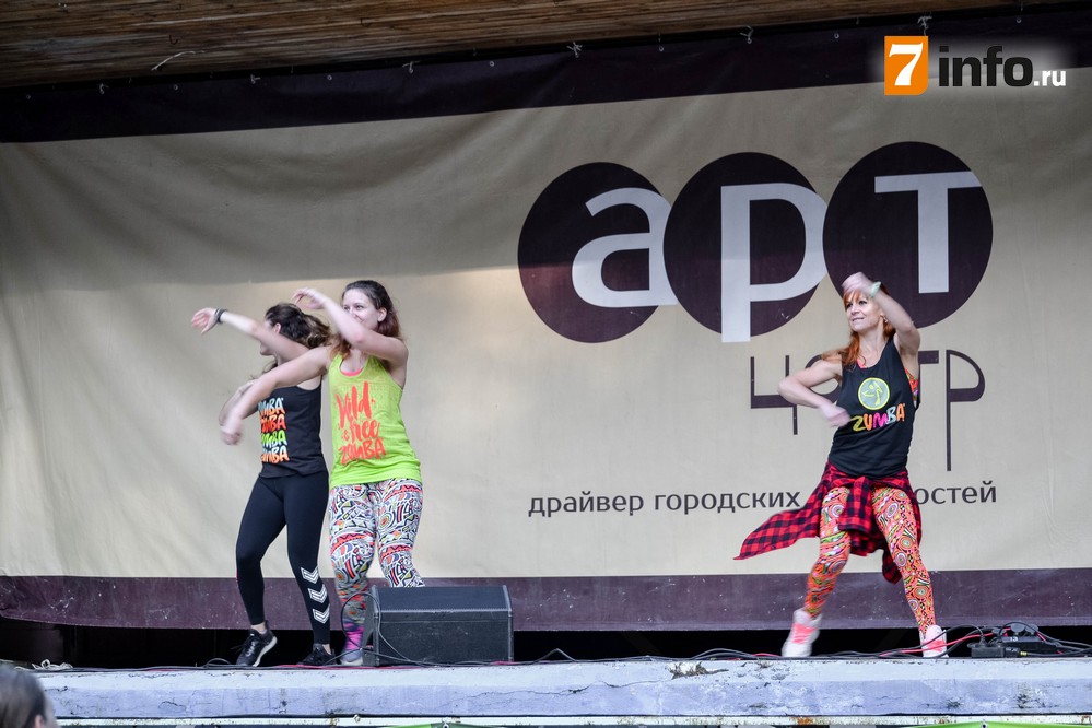 На спортивном празднике рязанцы танцевали зумбу и пели советские песни