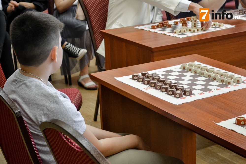 На Форуме древних городов рязанцев научили играть в русские шахматы