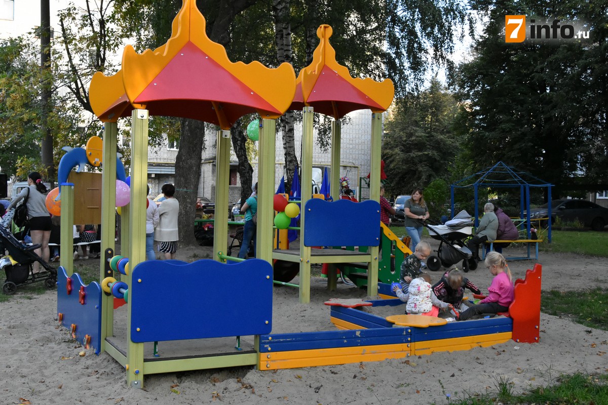 В еще одном рязанском дворе появилась новая детская площадка