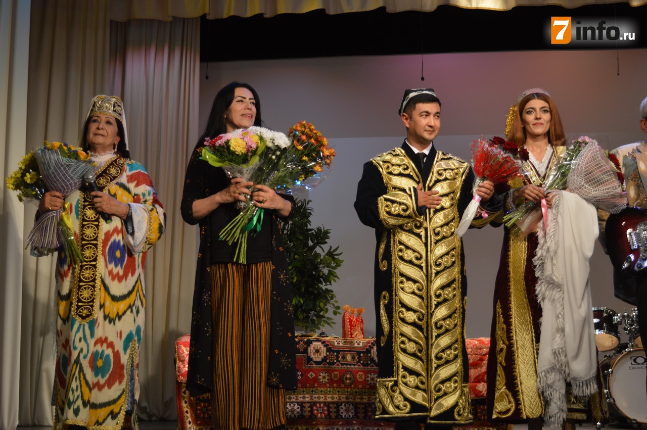 На «Свадьбе по-бухарски» в Рязани пели, танцевали и угощали сладостями
