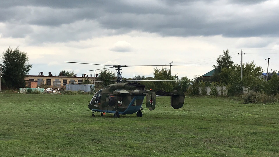 Пируэты вертолета напугали отдыхающих в Сочи