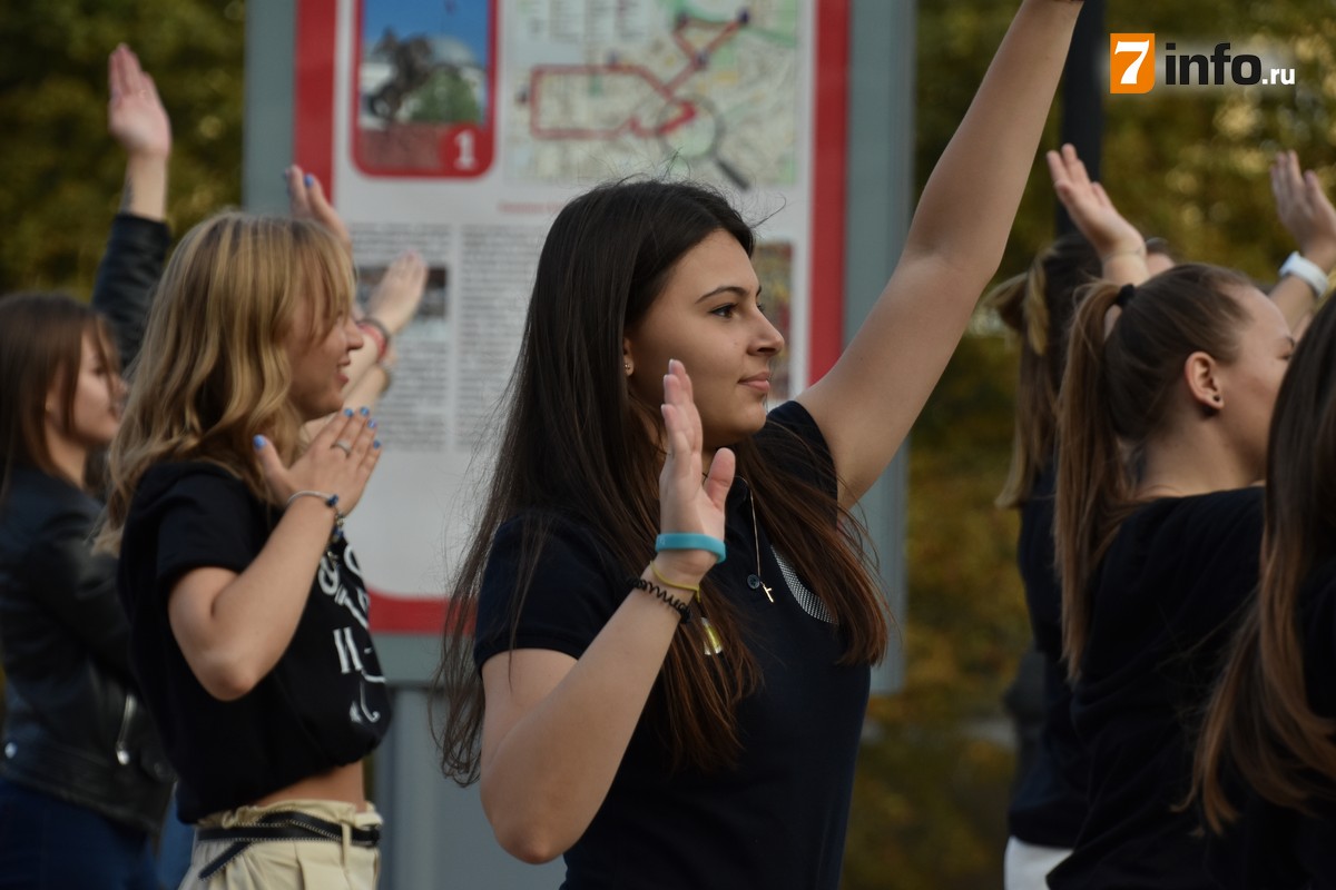 В центре Рязани провели праздник для сотни студентов