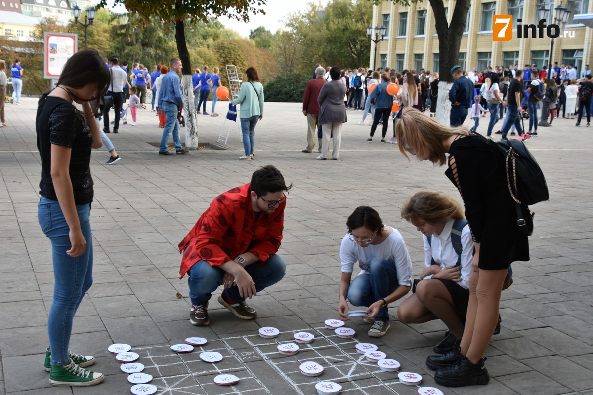 В центре Рязани провели праздник для сотни студентов