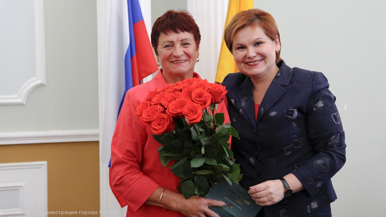 Елена Сорокина поздравила с днём рождения Почётного гражданина города Зинаиду Курицыну
