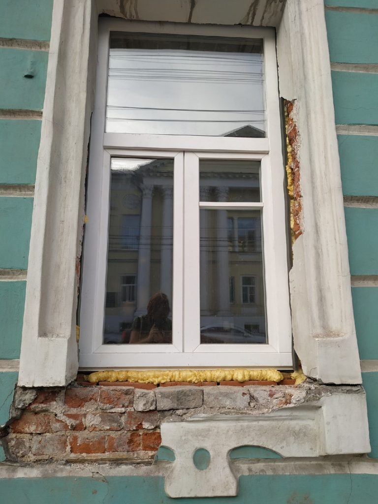В центре Рязани рабочие повредили историческое здание