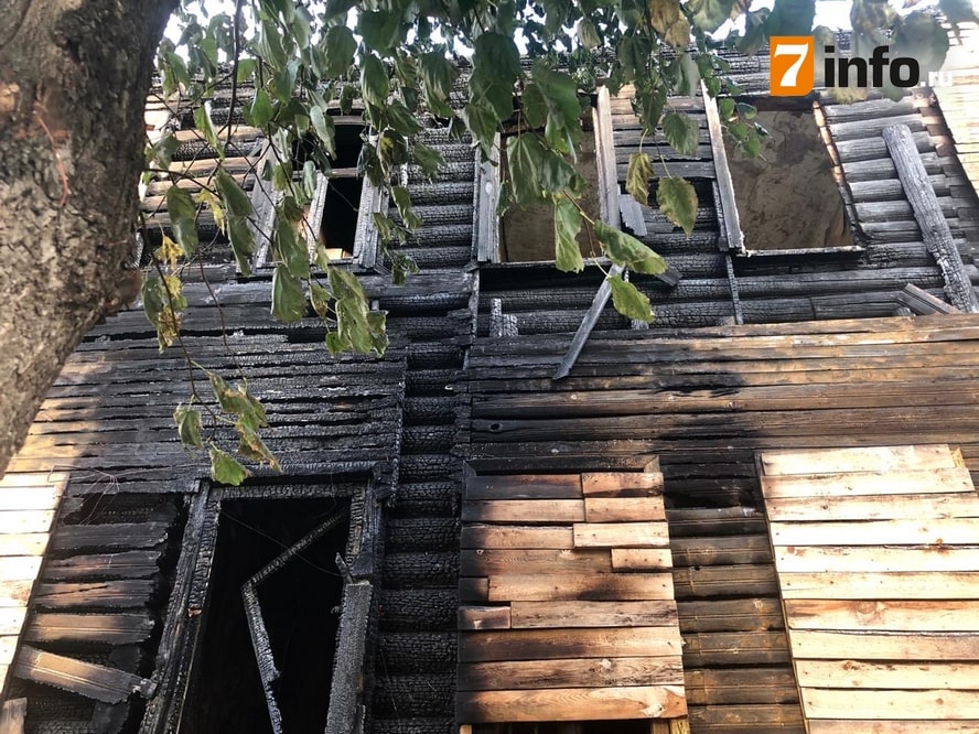 В центре Рязани загорелся деревянный дом