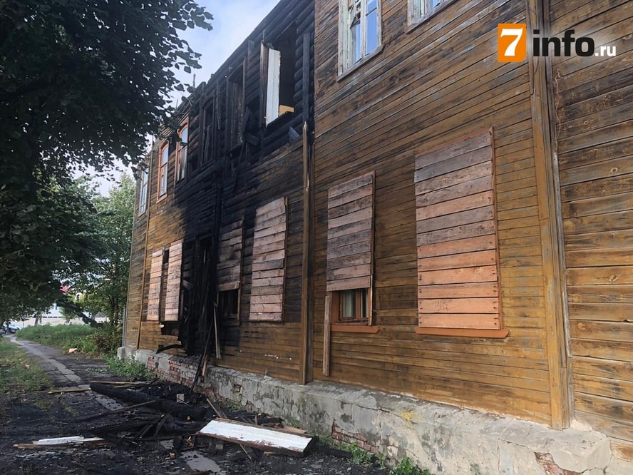 В центре Рязани загорелся деревянный дом