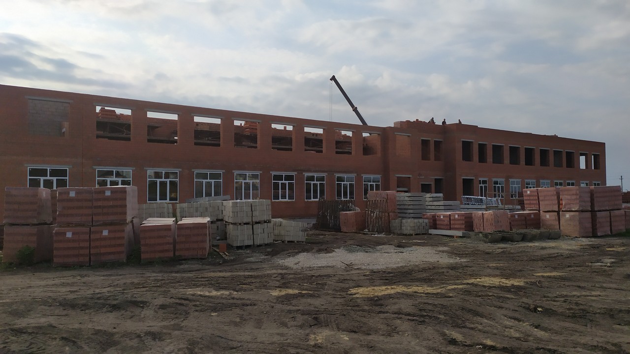 Елена Митина оценила ход строительства новой школы в селе Незнаново