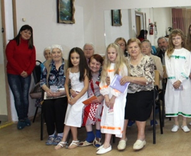 В Рязани юные актёры библиотеатра устроили для пожилых людей праздник