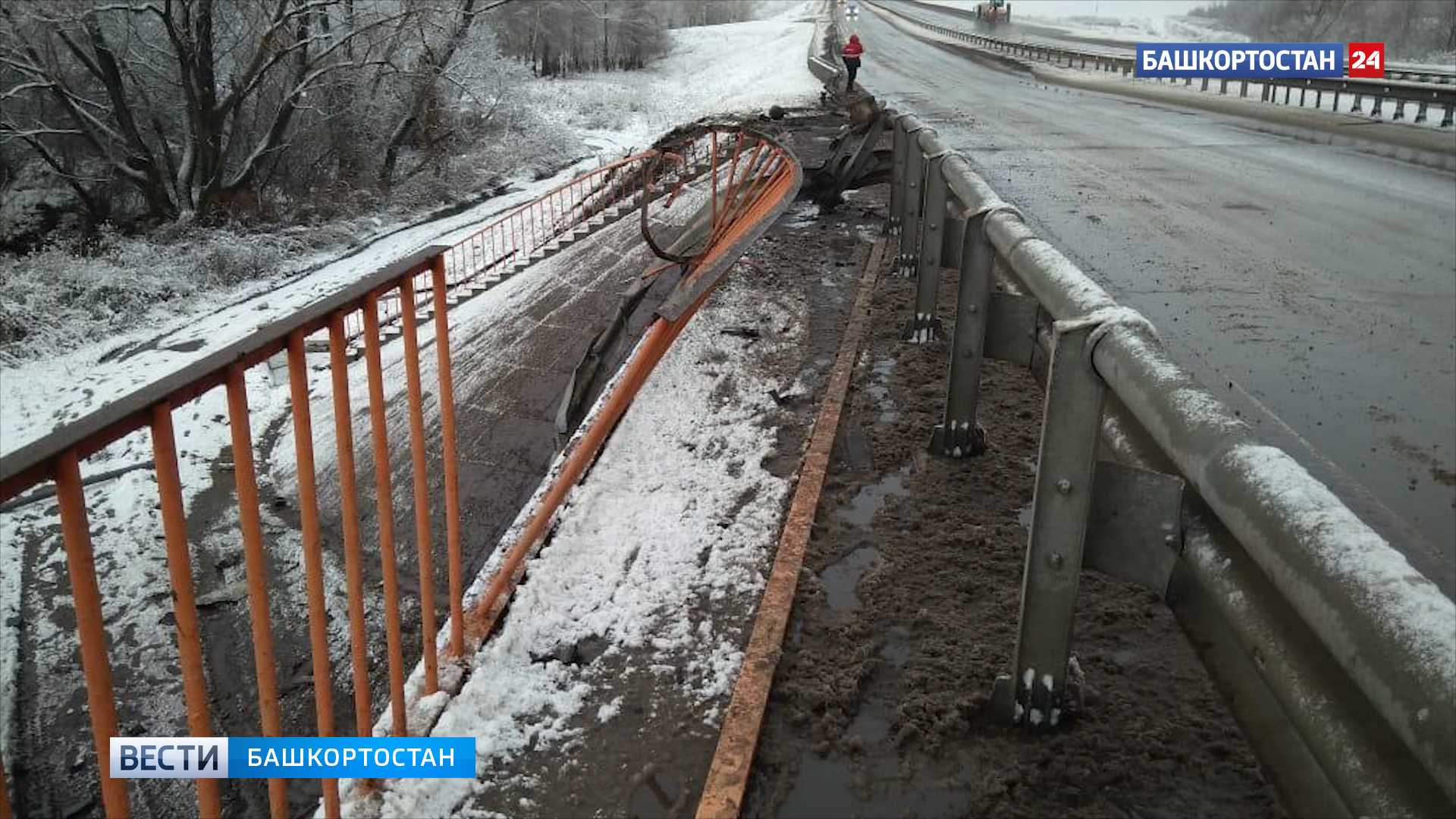 Фура рухнула в реку с моста в Башкирии Фура рухнула в реку с моста в Башкирии
