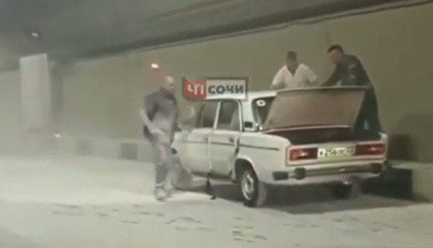 Сочи: пожар в тоннеле парализовал автомобильное движение – видео