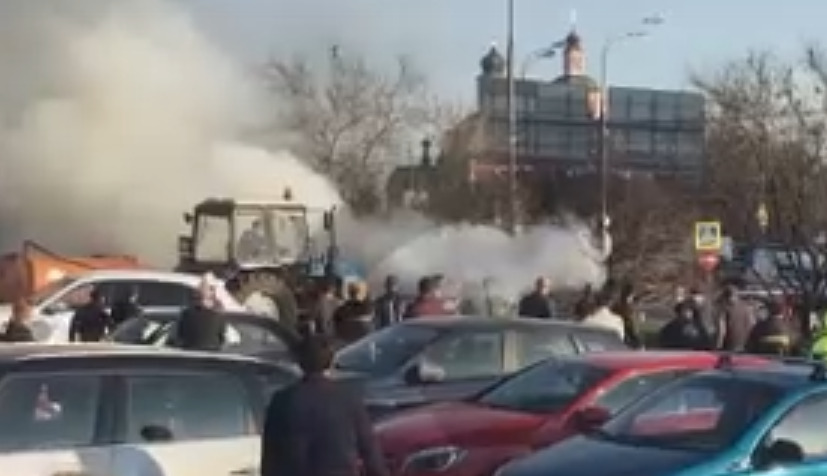 Тракторист потушил горящую легковушку в Москве