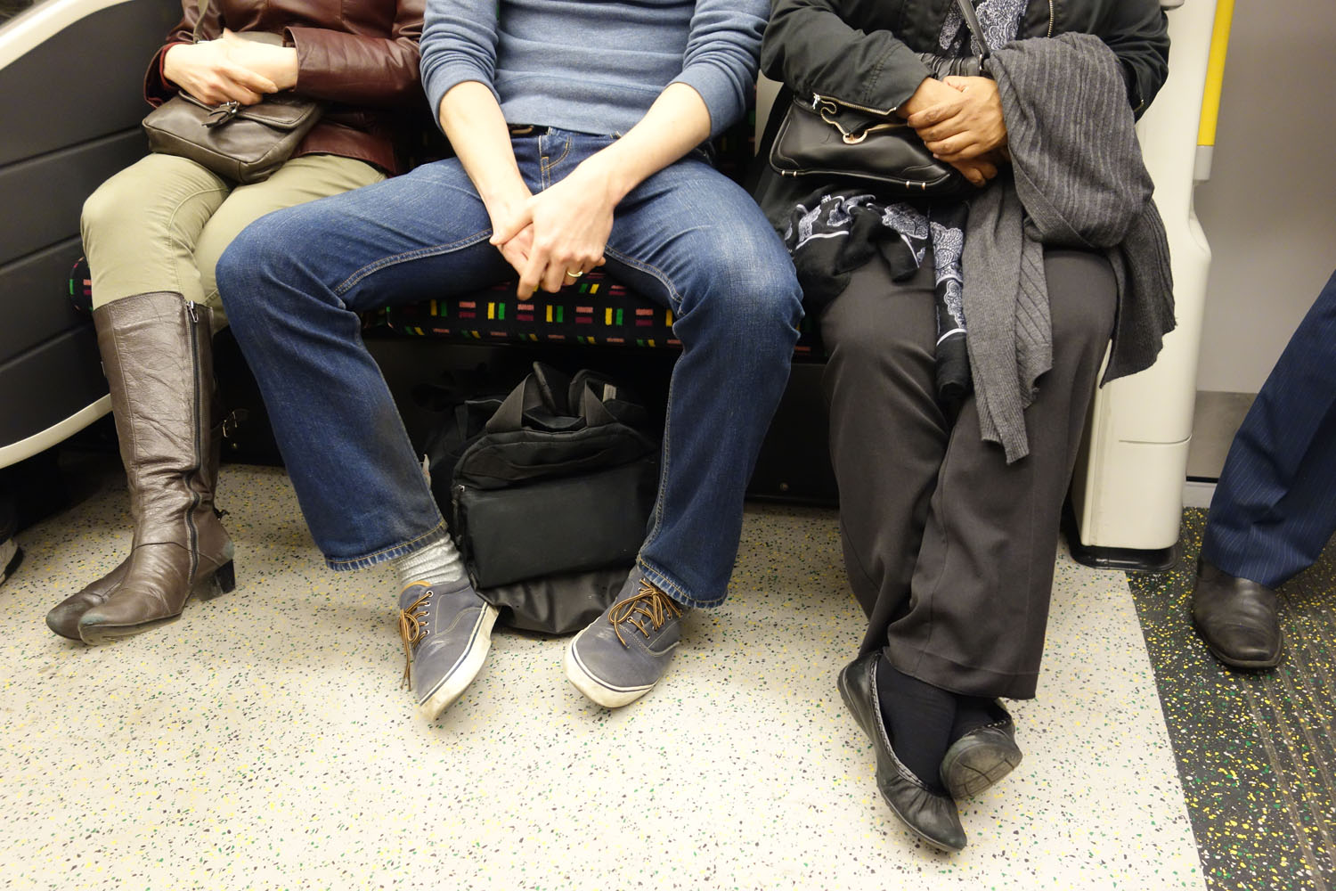 В Москве женщины придумали, как отомстить мужчинам в метро за расставленные ноги