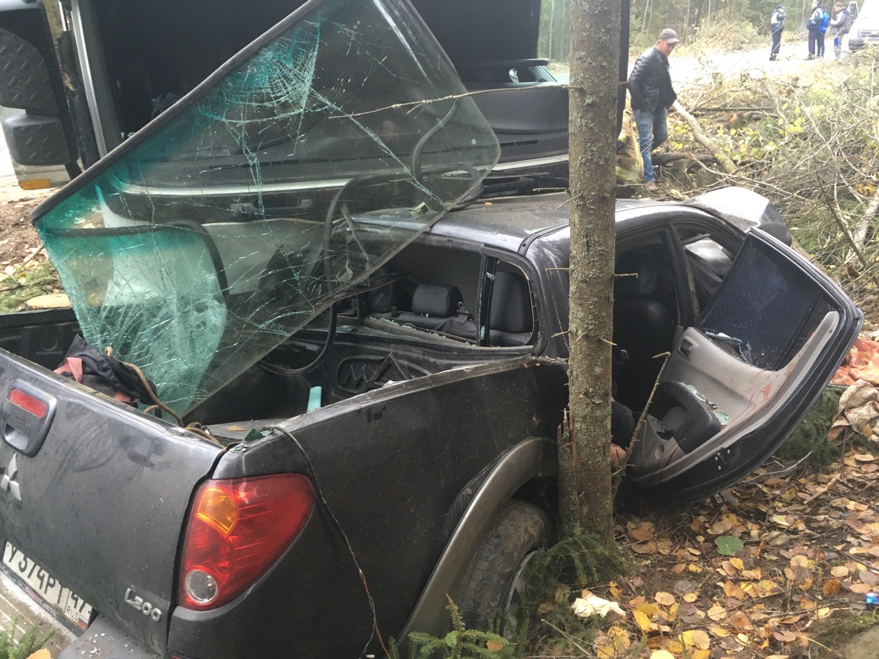 В Ленобласти грузовик раздавил пикап: погибли трое
