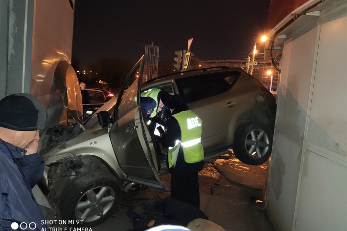 В Челябинске Nissan протаранил здание пиццерии: погиб водитель