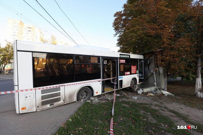 В Ростове автобус протаранил остановку с людьми: видео