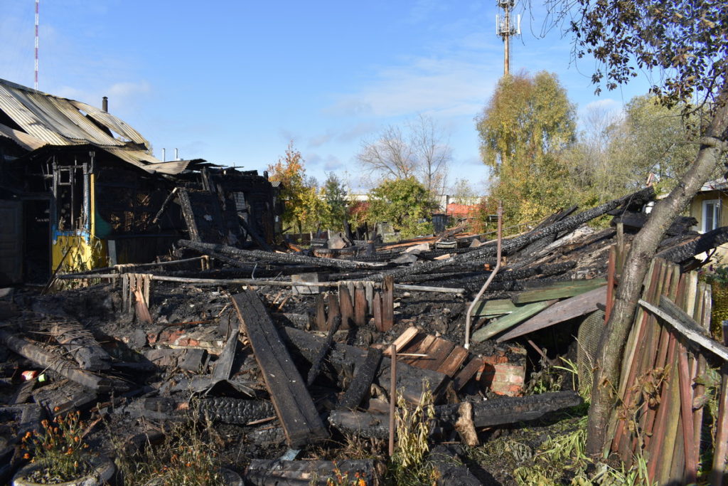 Пожар в Рыбном оставил без крова две семьи