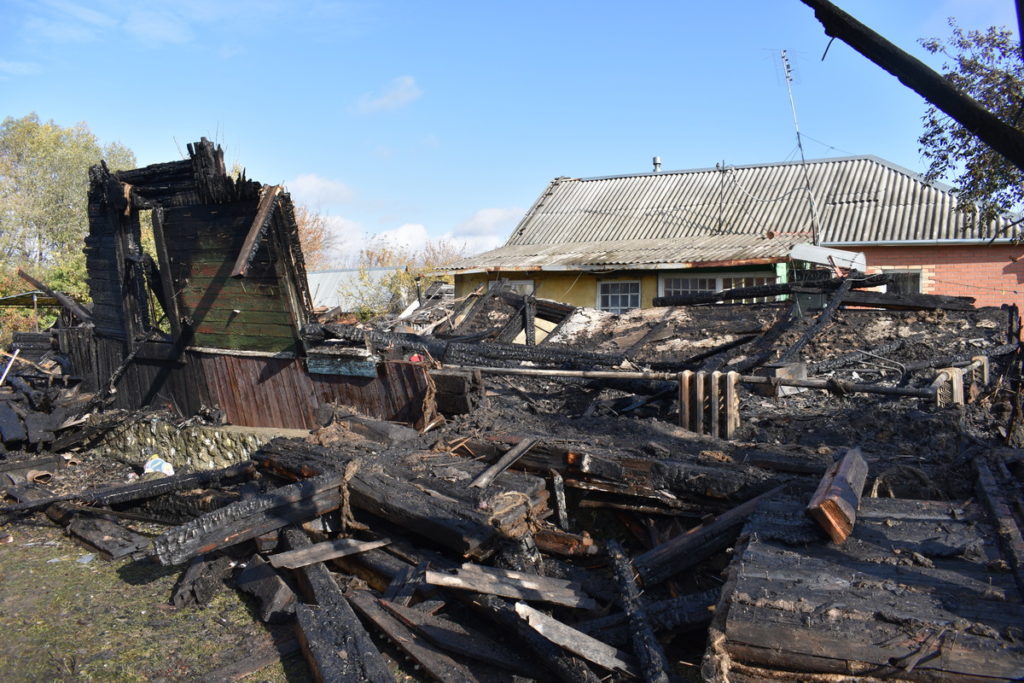 Пожар в Рыбном оставил без крова две семьи