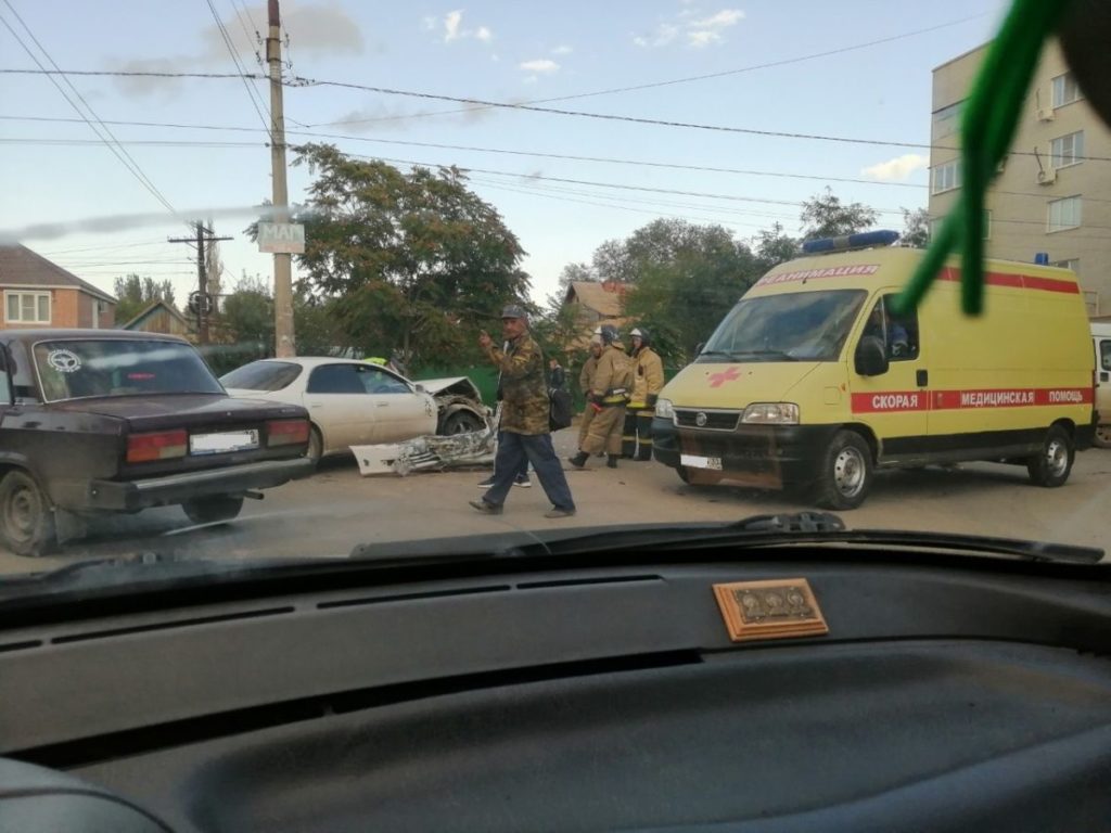 В Астрахани пассажиры маршрутки пострадали в серьезной аварии