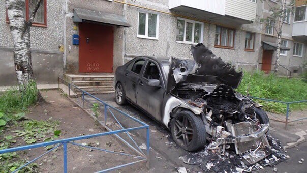 «Наказали за неправильную парковку»: В Москве спалили дорогой седан