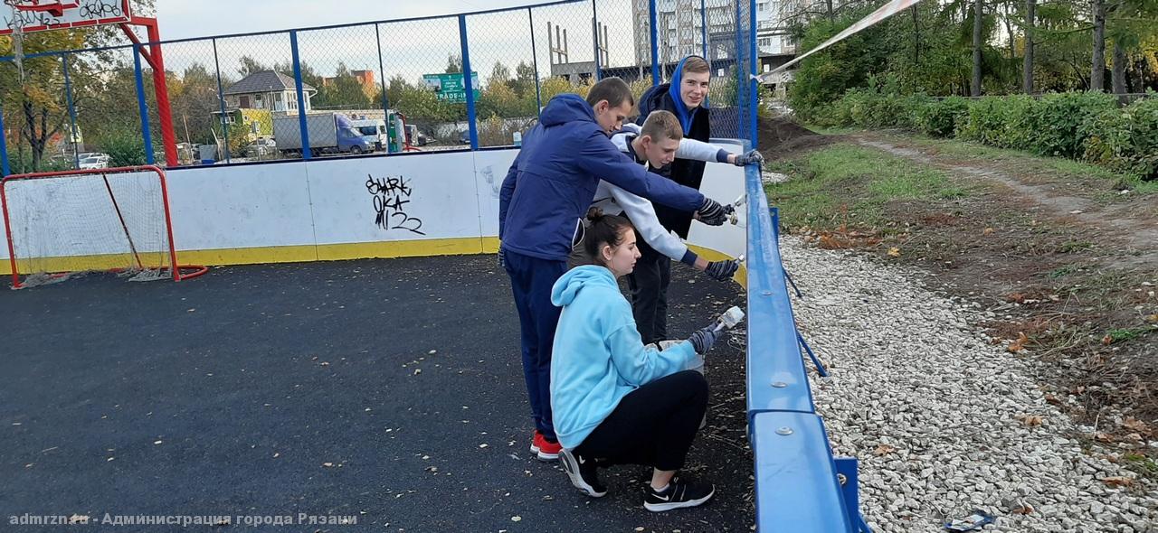 Рязанские школьники и студенты привели в порядок хоккейный корт