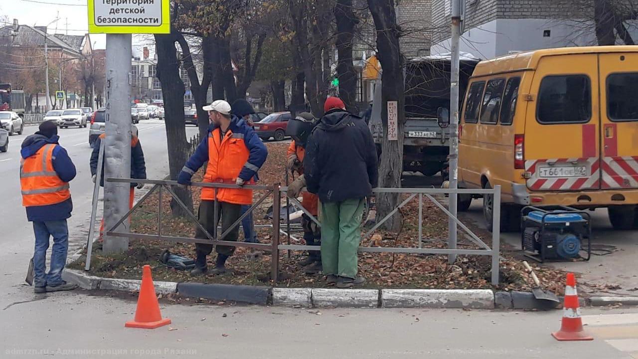 В Рязани ремонтируют ограждения вдоль тротуаров