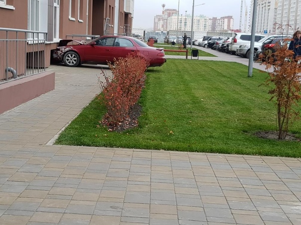 В Омске автомобиль без водителя протаранил дом