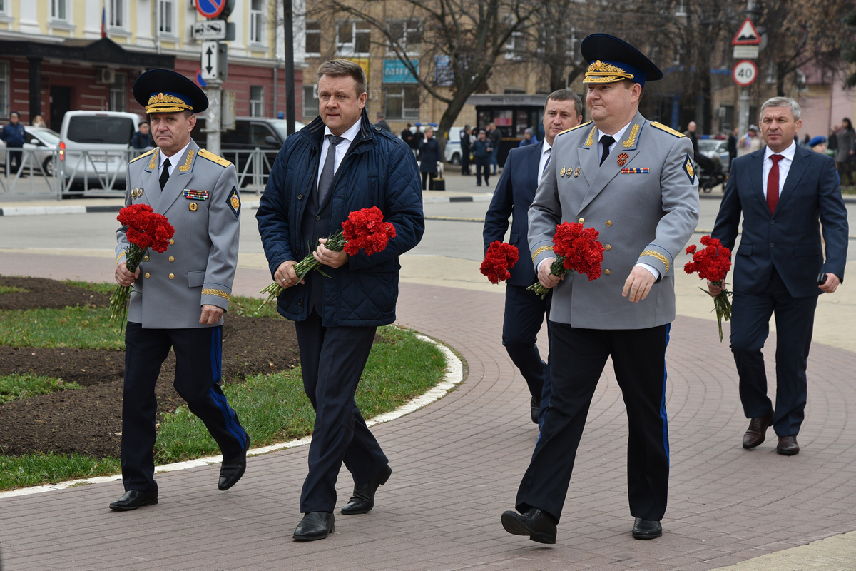 Николай Любимов возложил цветы к Монументу Победы