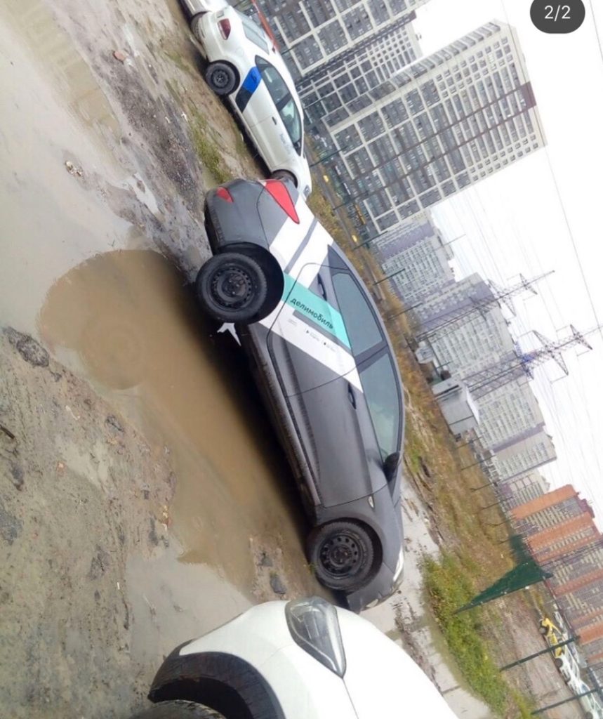 В Петербурге водитель каршеринга бросил машину в канаве