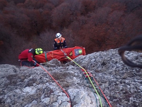 В Крыму девушка выжила при падении с 40-метровой скалы